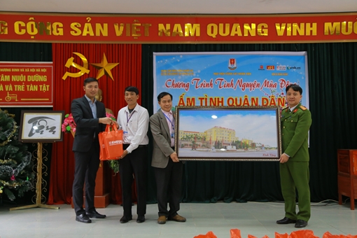 Mang “Tết ấm tình quân dân” đến với bà con huyện Ba Vì